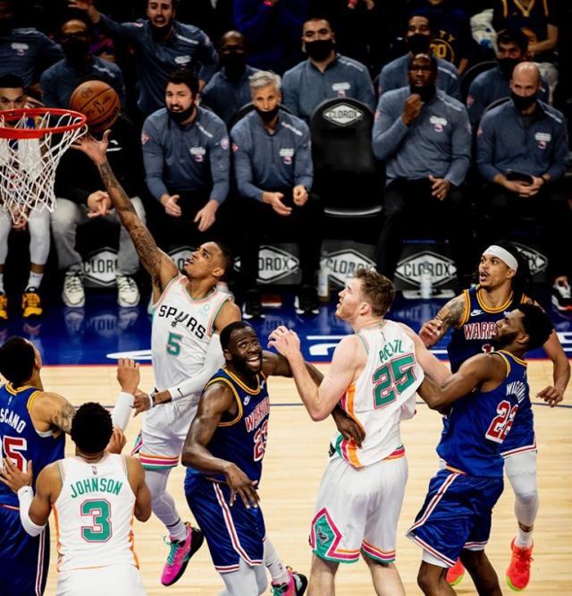 福彩-连续攻陷魔鬼主场！年轻马刺越战越勇重燃赛季希望